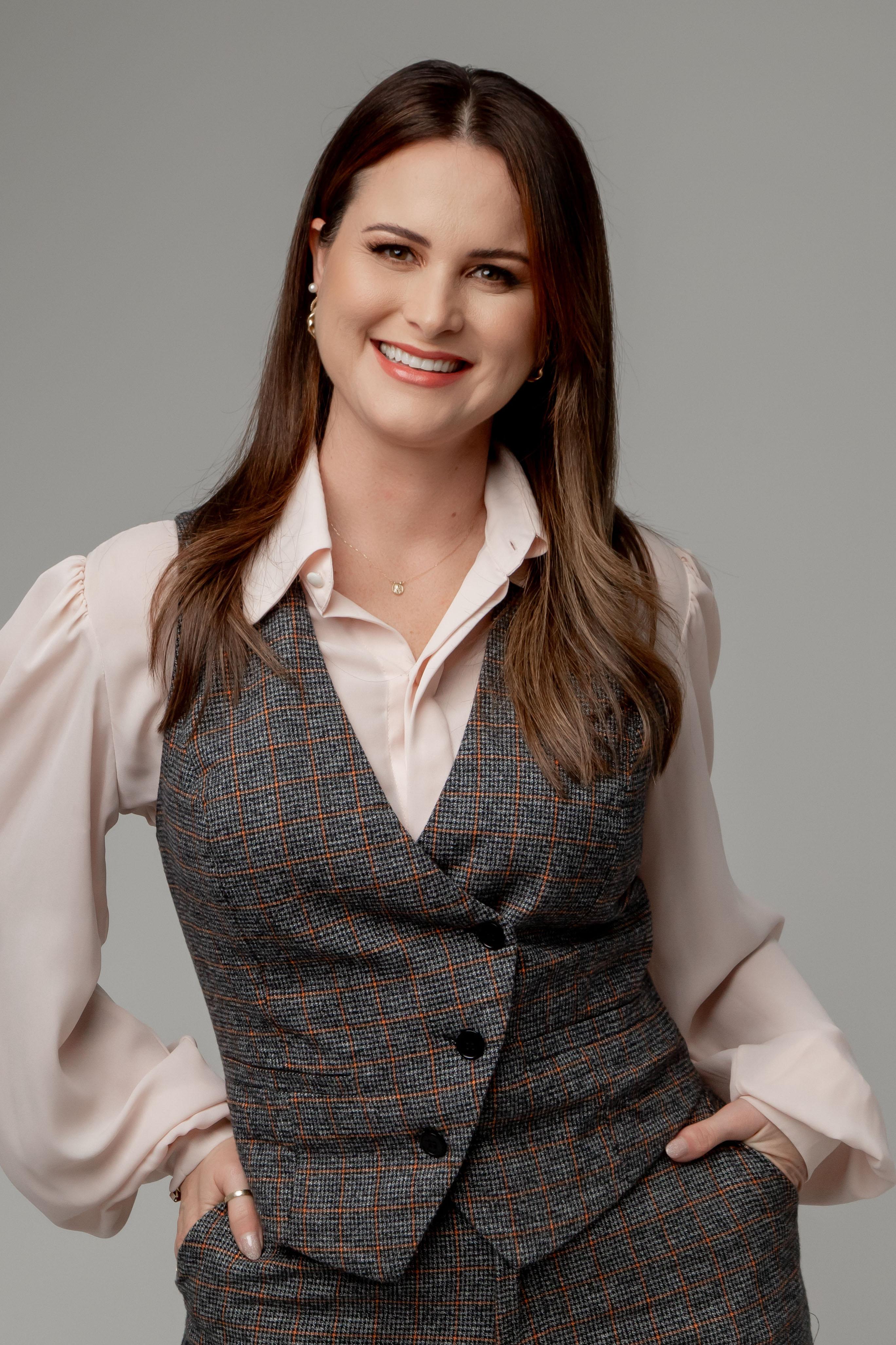 Profissional de arquitetura em escritório, com amostras e plantas