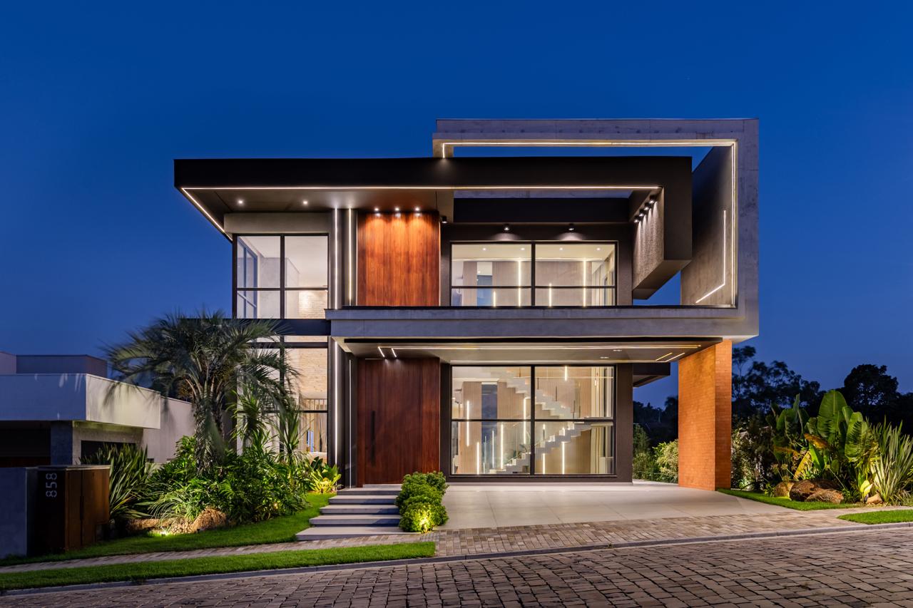 Sala de estar contemporânea, tons sóbrios e iluminação suave