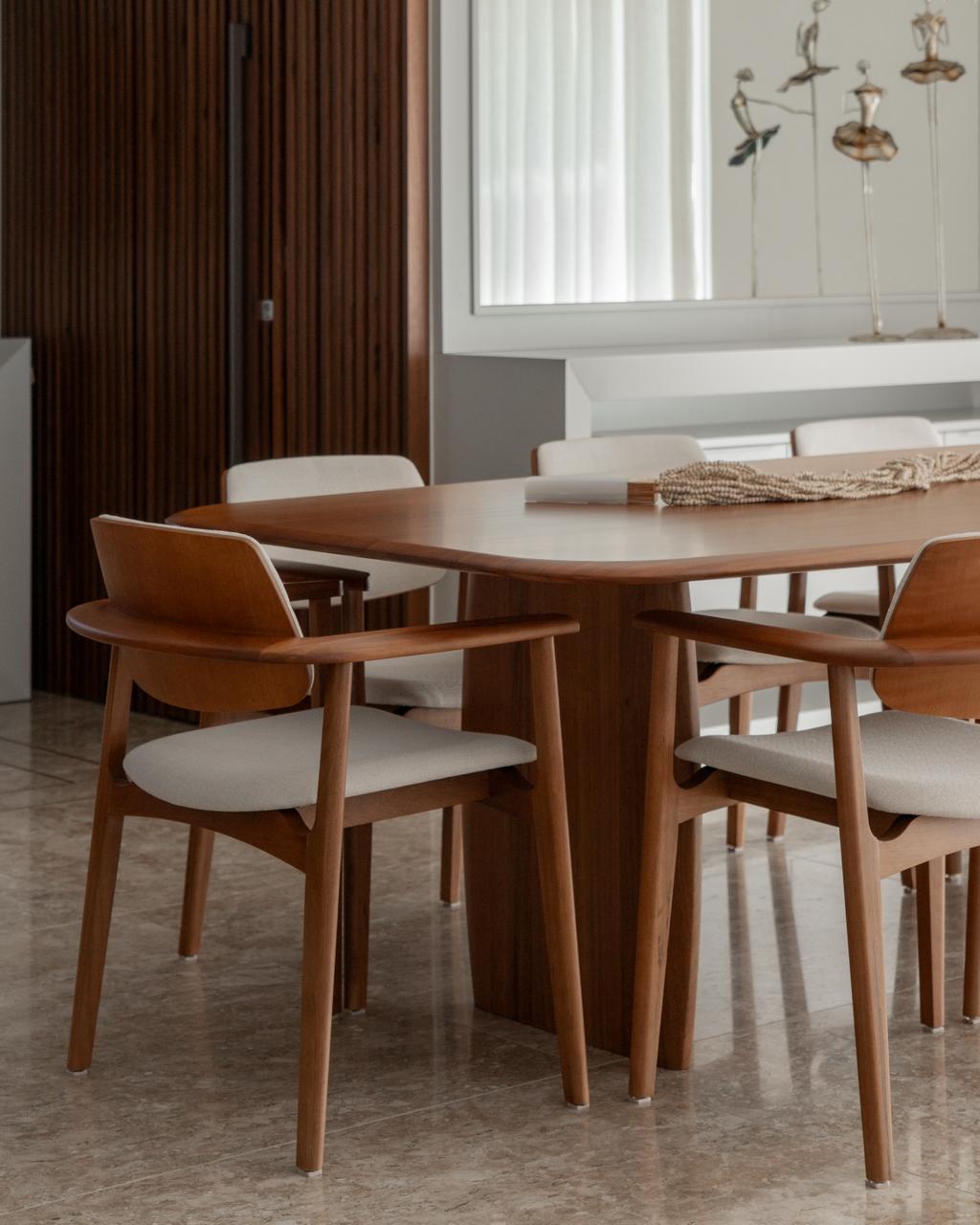 Sala com painéis de madeira e sofá em L