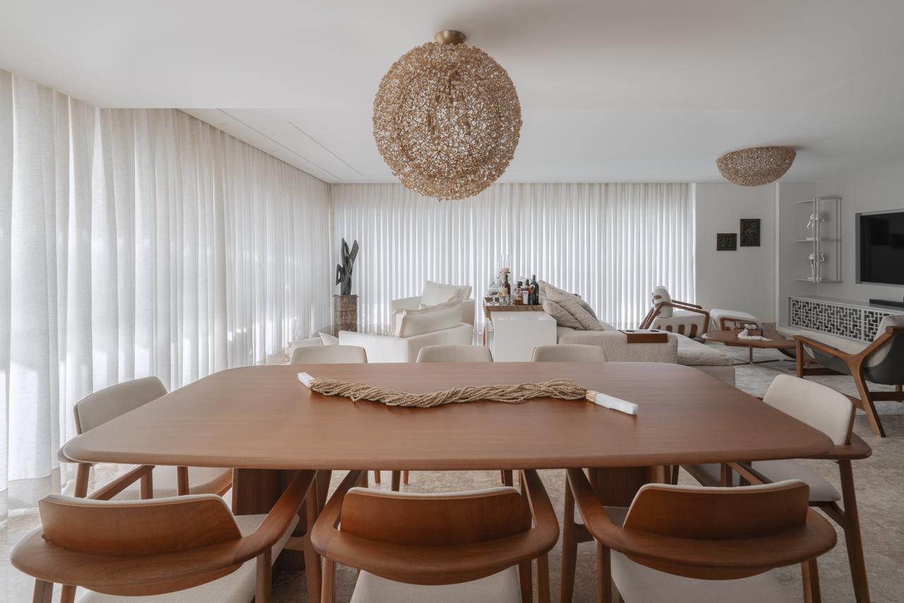 Suíte com iluminação indireta e tons neutros